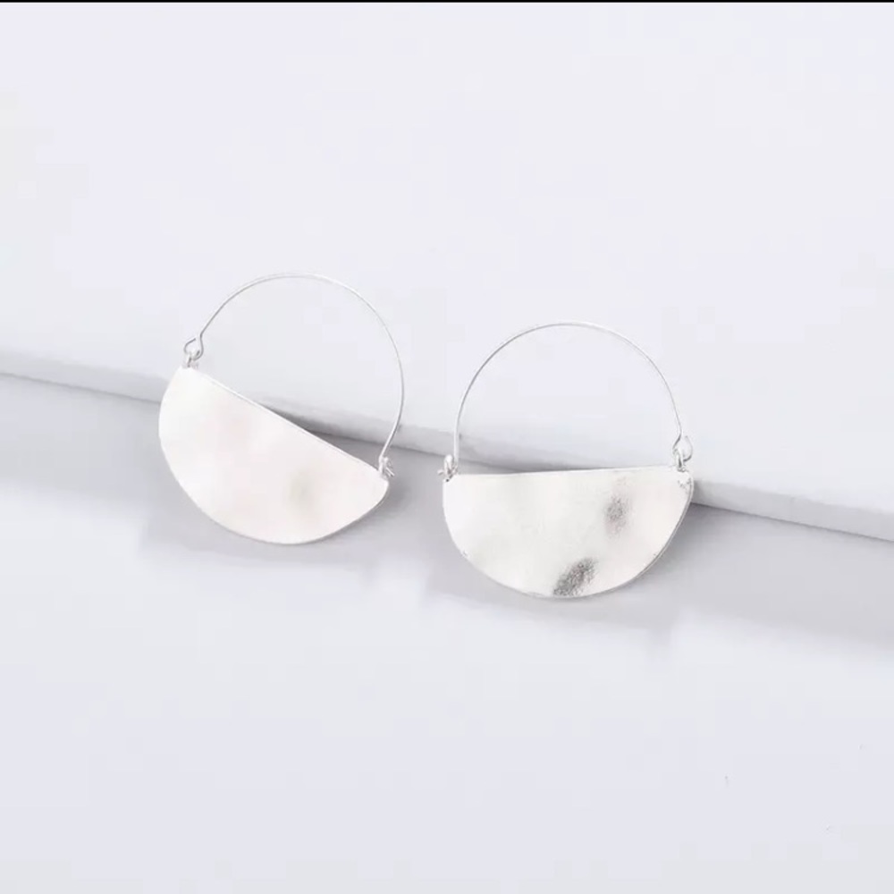 NEW 💎🌸 Silver Crescent Hoop Style Earrings - Picture 2 of 3